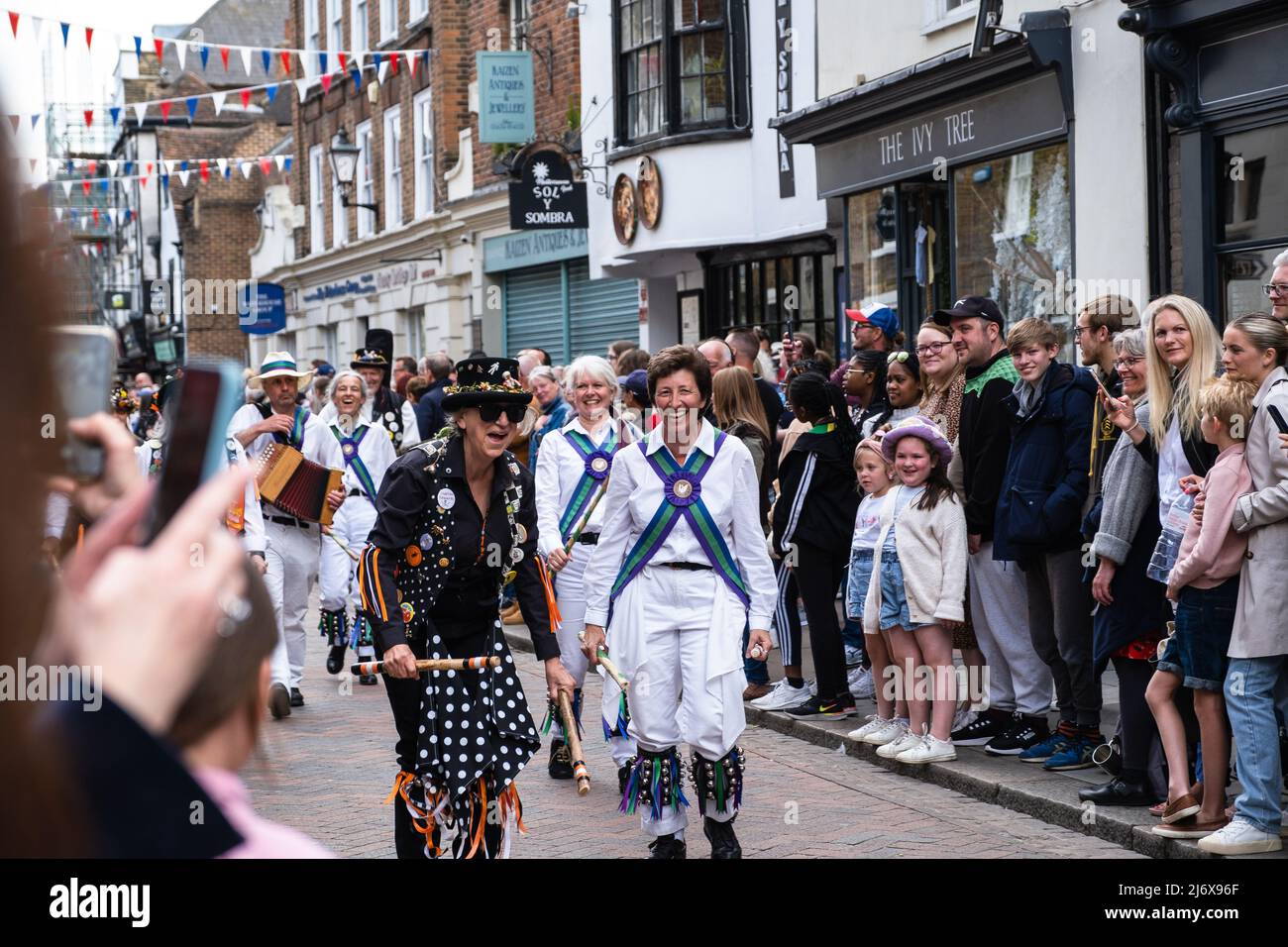 Rochester, Kent, UK - Maggio 2022 : ballerini Morris al Rochester Sweeps Festival and Parade il giorno di Maggio Foto Stock