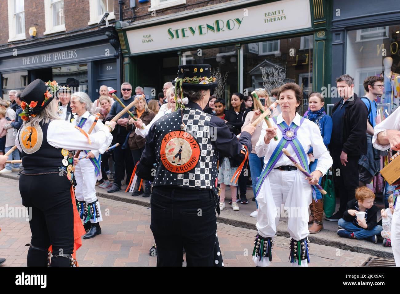 Rochester, Kent, UK - Maggio 2022 : ballerini Morris al Rochester Sweeps Festival and Parade il giorno di Maggio Foto Stock