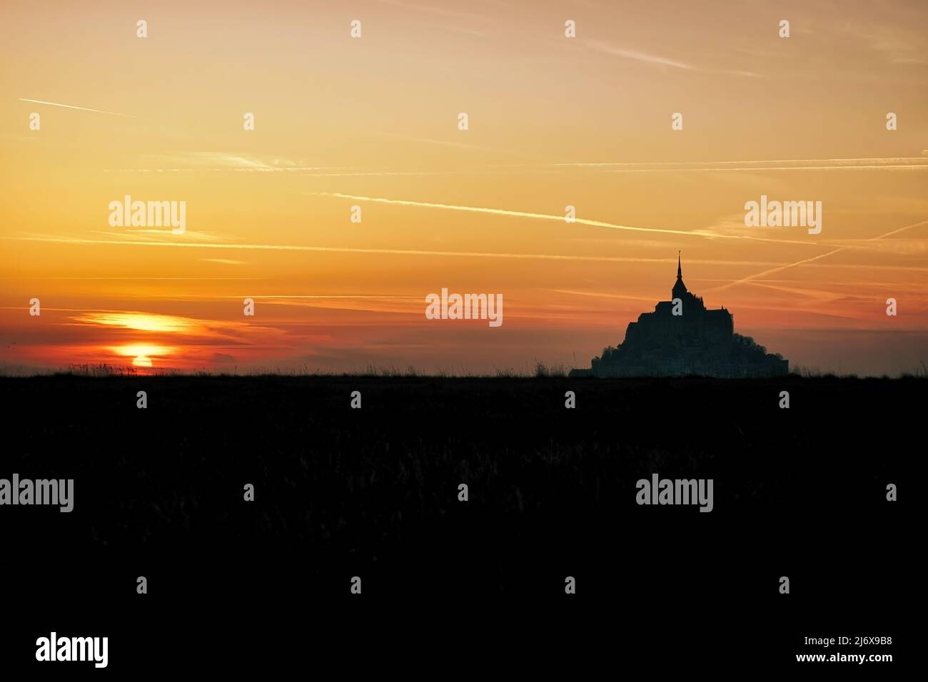 un bellissimo tramonto a mont saint michel in normandia, francia Foto Stock