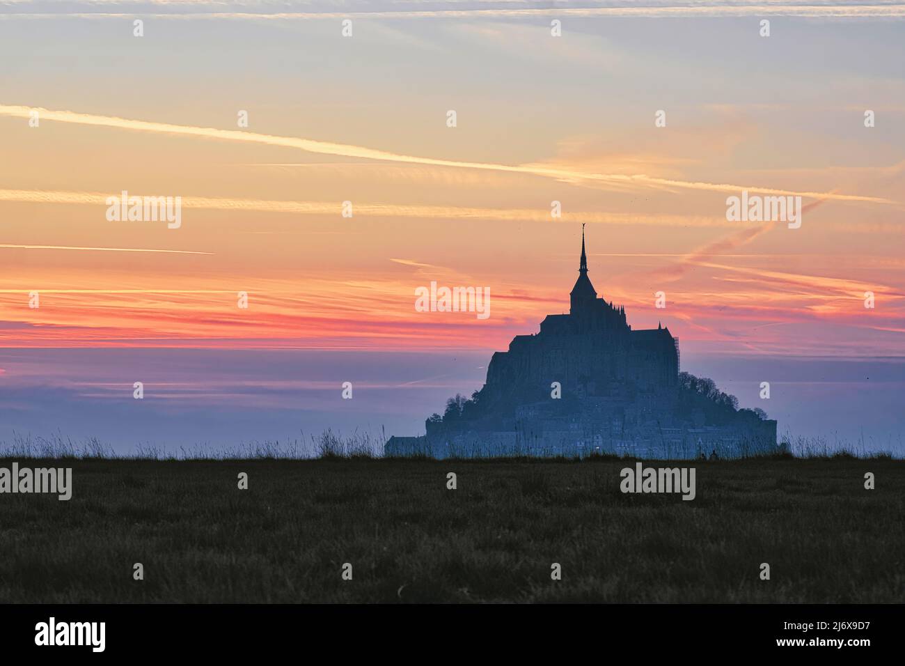 un bellissimo tramonto a mont saint michel in normandia, francia Foto Stock