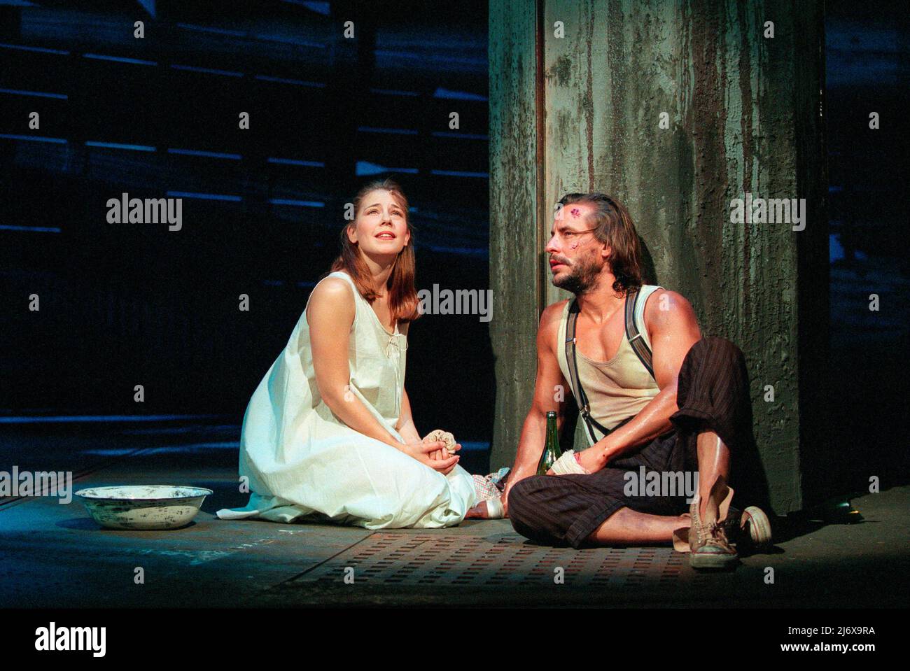 Lottie Mayor (Swallow), Marcus Lovett (The Man) nel FISCHIO DEL VENTO al Teatro Aldwych, Londra WC2 01/07/1998 musica: Andrew Lloyd Webber testi: Jim Steinman libro: Patricia Knop, Gale Edwards & Andrew Lloyd Webber basato sul romanzo di Mary Hayley Bell Set design: Peter J. Davison Costumes: Roger Kirk Lighting: Mark McCullough coreografia: Anthony Van Laast regista: Gale Edwards Foto Stock