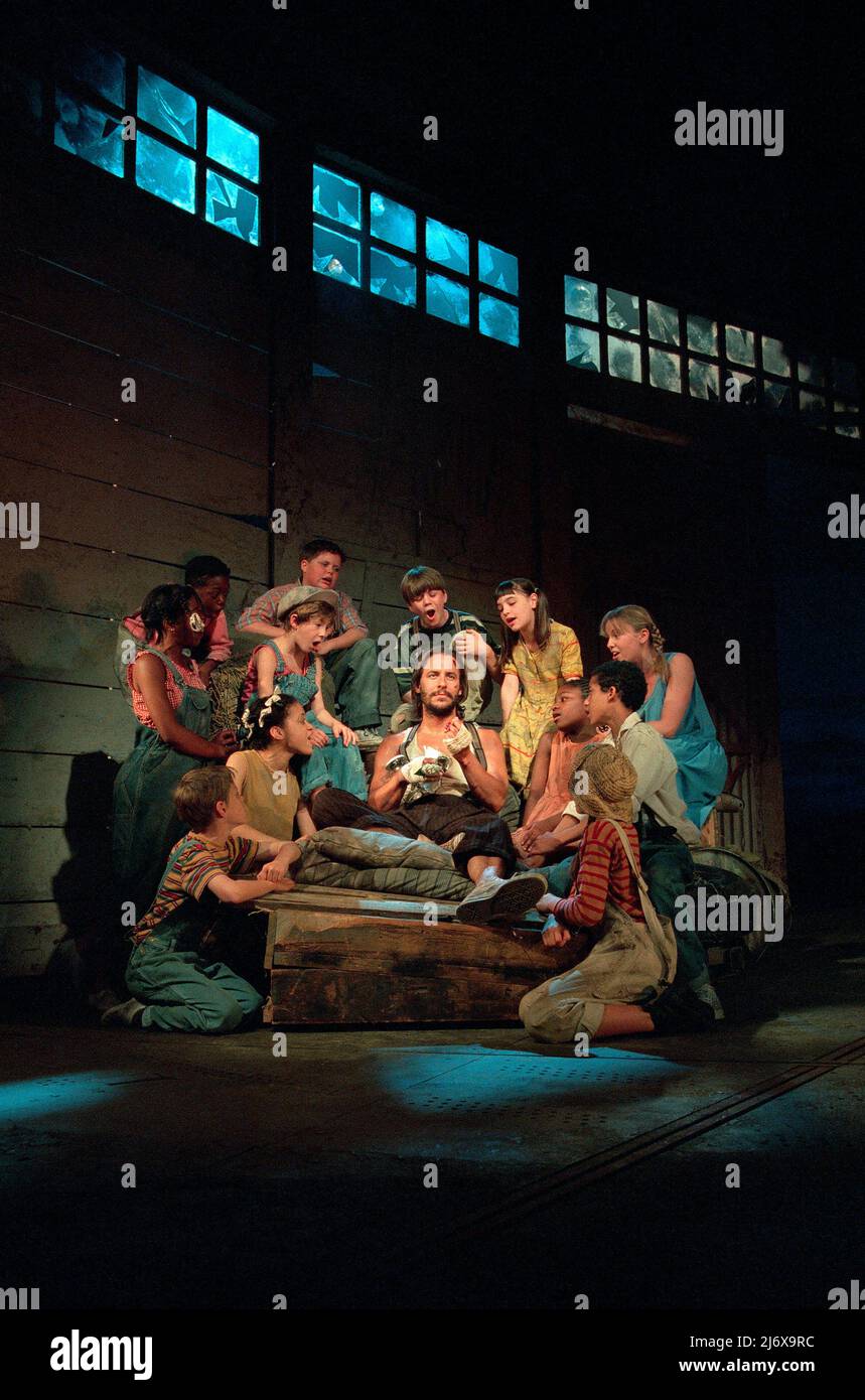 Center: Marcus Lovett (The Man) in WHISTLE DOWN THE WIND at the Aldwych Theatre, London WC2 01/07/1998 music: Andrew Lloyd Webber lyrics: Jim Steinman book: Patricia Knop, Gale Edwards & Andrew Lloyd Webber basato sul romanzo di Mary Hayley Bell Set design: Peter J. Davison Costumes: Roger Kirk Lighting: Coreografia Mark McCullough: Anthony Van Laast regista: Gale Edwards Foto Stock