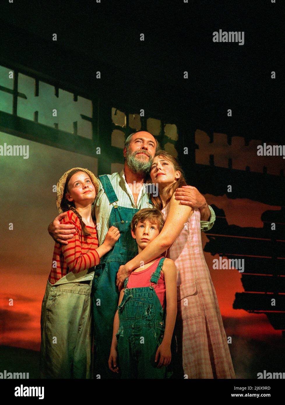Posteriore: James Graeme (Boone) con l-r: Danielle Calvert (Brat), Ricki Cuttell (Poor Baby), Lottie Mayor (Swallow) nel FISCHIO DEL VENTO al Teatro Aldwych, Londra WC2 01/07/1998 Musica: Andrew Lloyd Webber testi: Jim Steinman libro: Patricia Knop, Gale Edwards & Andrew Lloyd Webber basato sul romanzo di Mary Hayley Bell Set design: Peter J. Davison Costumi: Roger Kirk illuminazione: Mark McCullough coreografia: Anthony Van Laast regista: Gale Edwards Foto Stock