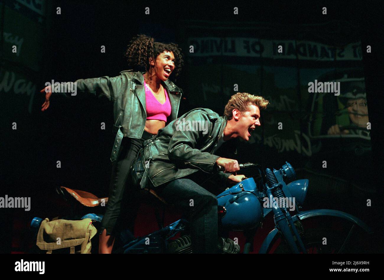 Veronica Hart (Candy), Dean Collinson (Amos) IN FISCHIANO IL VENTO all'Aldwych Theatre, Londra WC2 01/07/1998 musica: Andrew Lloyd Webber testi: Jim Steinman libro: Patricia Knop, Gale Edwards & Andrew Lloyd Webber basato sul romanzo di Mary Hayley Bell Set design: Peter J. Davison Costumes: Roger Kirk Lighting: Mark McCullough coreografia: Anthony Van Laast regista: Gale Edwards Foto Stock