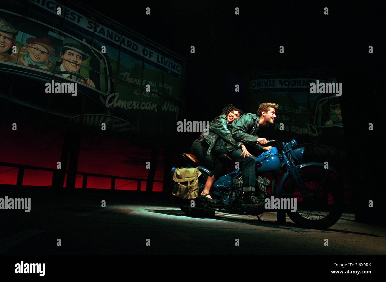 Veronica Hart (Candy), Dean Collinson (Amos) IN FISCHIANO IL VENTO all'Aldwych Theatre, Londra WC2 01/07/1998 musica: Andrew Lloyd Webber testi: Jim Steinman libro: Patricia Knop, Gale Edwards & Andrew Lloyd Webber basato sul romanzo di Mary Hayley Bell Set design: Peter J. Davison Costumes: Roger Kirk Lighting: Mark McCullough coreografia: Anthony Van Laast regista: Gale Edwards Foto Stock