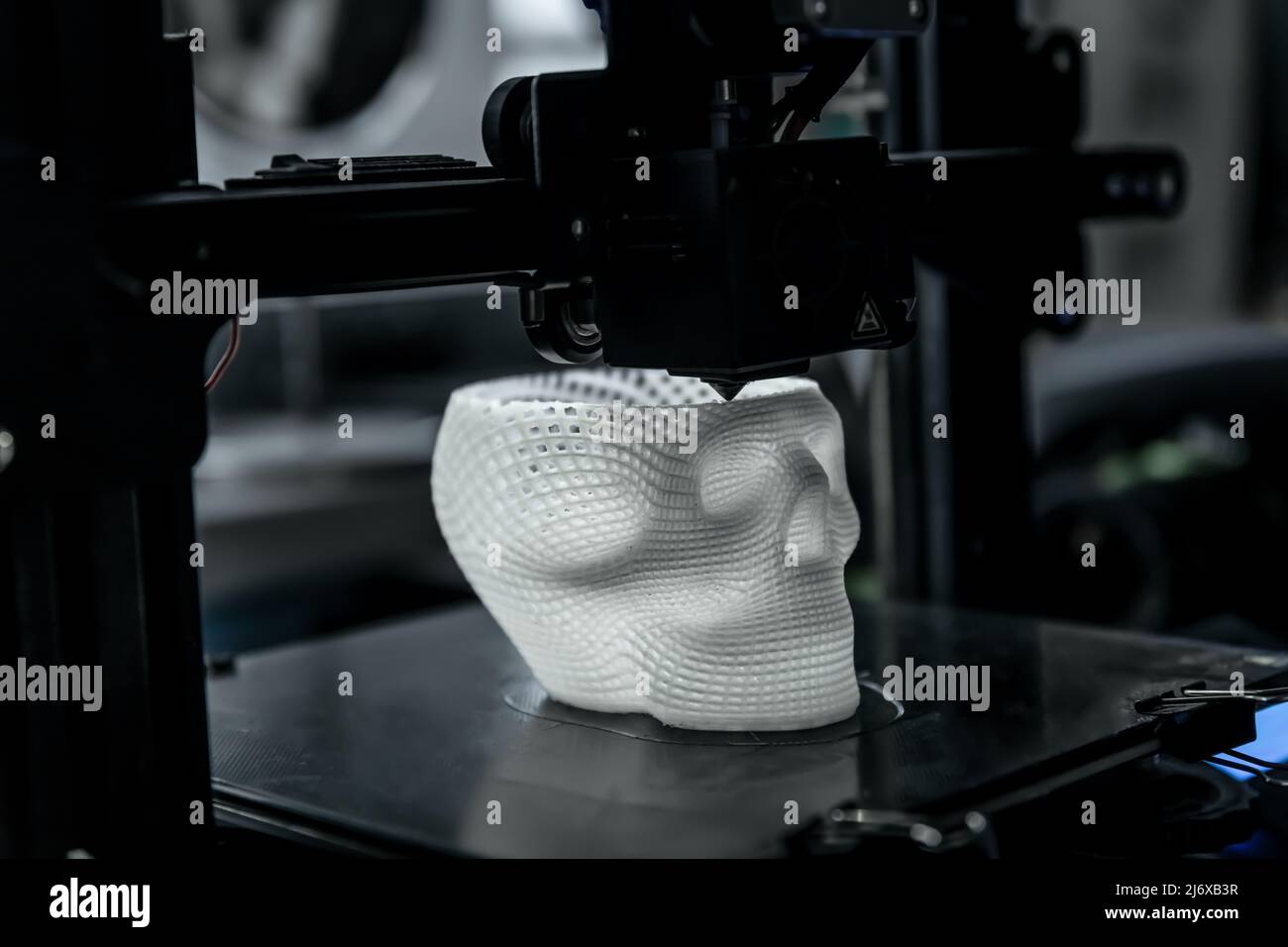 La stampante 3D stampa il modello in plastica bianca Foto Stock