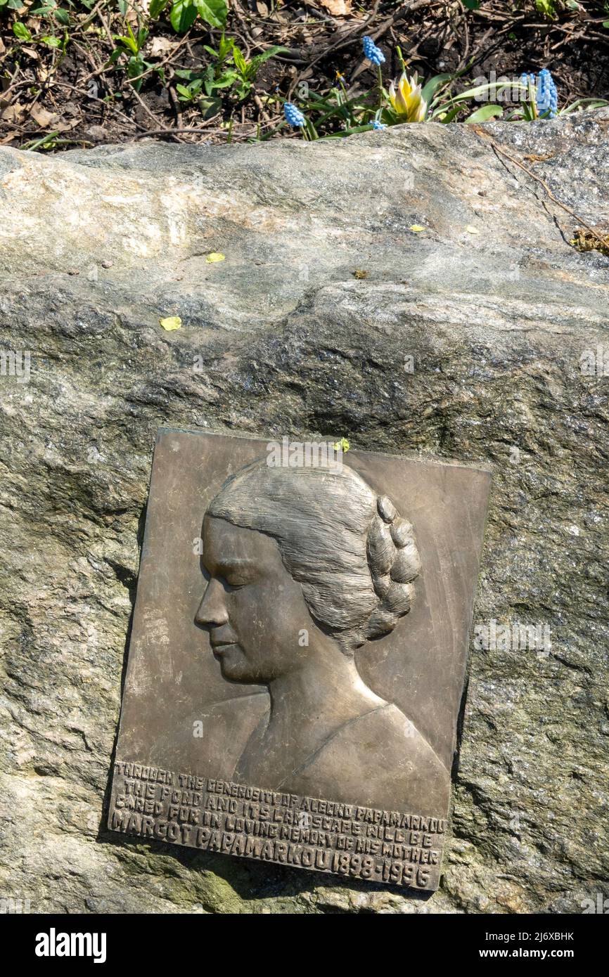 Margot Papamarkou Memorial Plaque in Central Park, New York City, USA 2022 Foto Stock