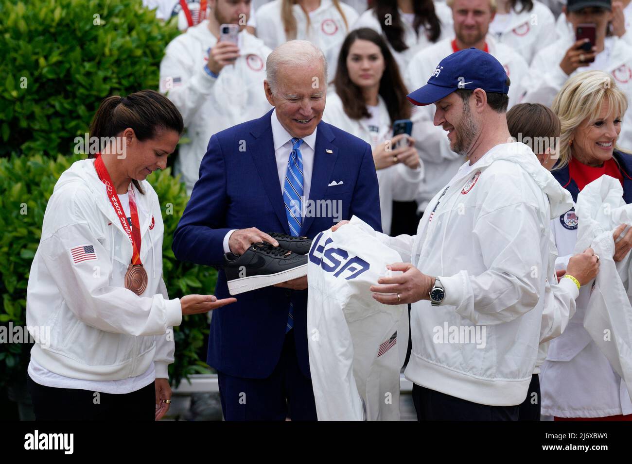 Il presidente degli Stati Uniti Joe Biden è presentato scarpe e la giacca di squadra dal curler John Shuster e dal pattinatore di velocità Brittany Bowe, mentre dà il benvenuto al team olimpico USA sul prato del sud della Casa Bianca a Washington il 4 maggio 2022. Foto di Yuri Gripas/ABACAPRESS.COM Foto Stock