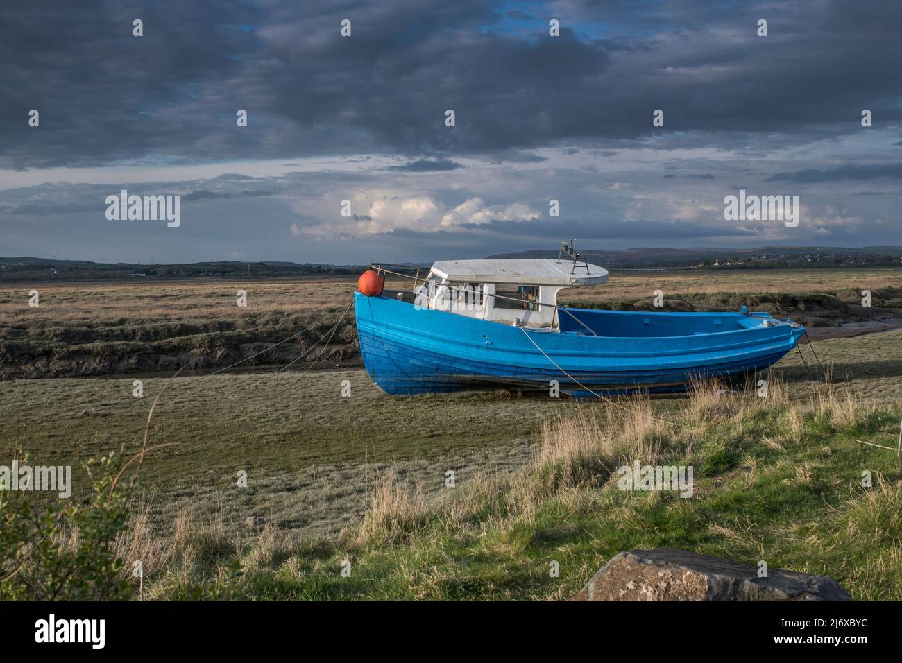 Vecchia barca da pesca all'estuario del fiume loughor nel Gower South Wales in attesa della marea per entrare Foto Stock
