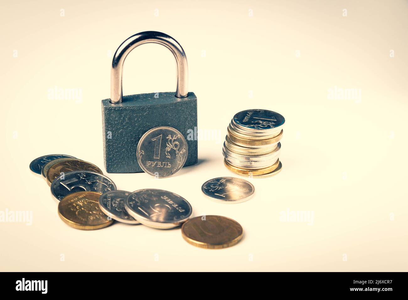 Blocco dei fondi. Chiusura di un conto bancario. Arresto di proprietà. Serratura porta e un sacco di monete. Foto Stock