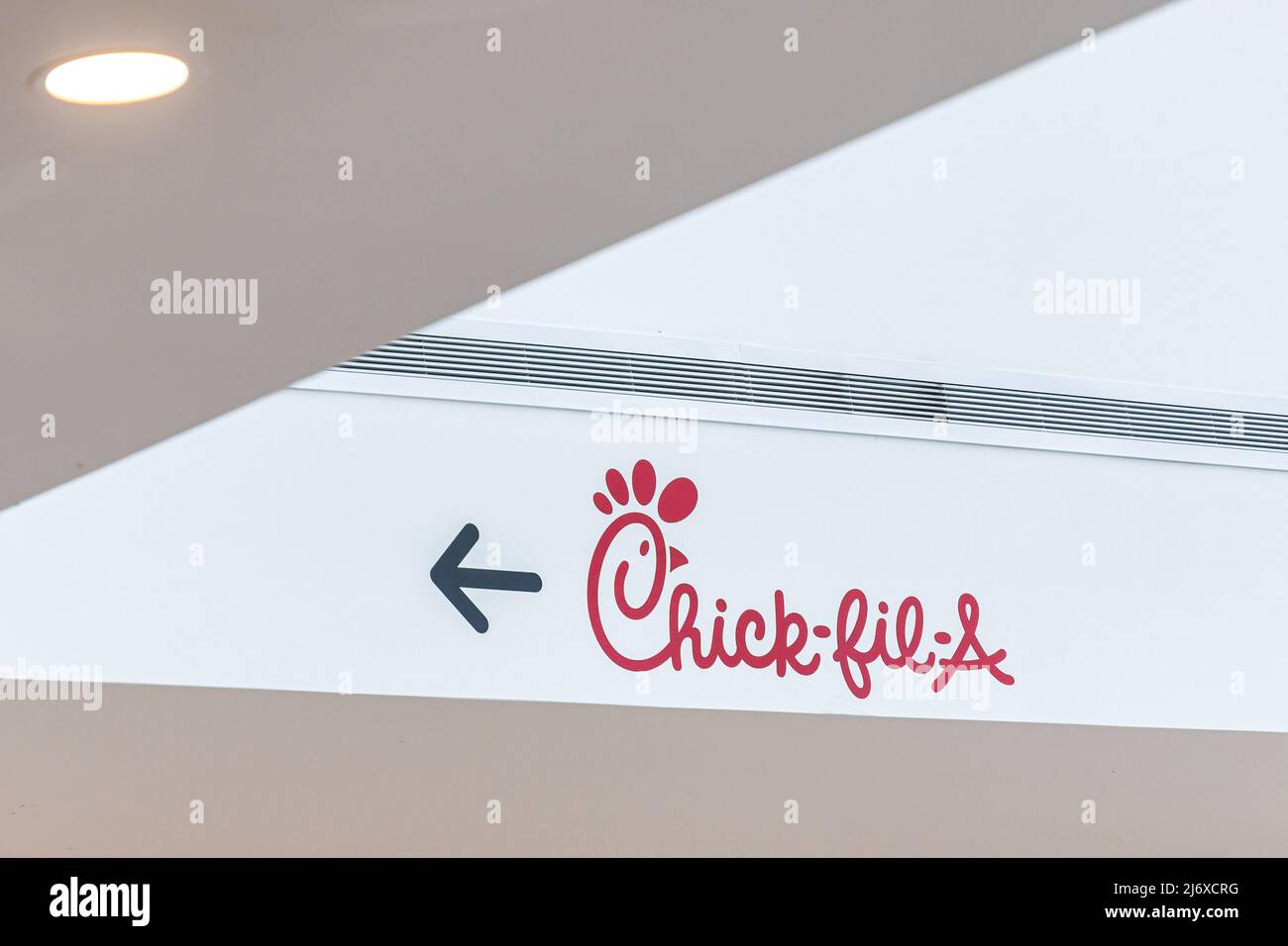 Segnale che indica la posizione del secondo ristorante Chick-fil-A in città. Si trova nel centro di Scarborough, un famoso centro commerciale Foto Stock
