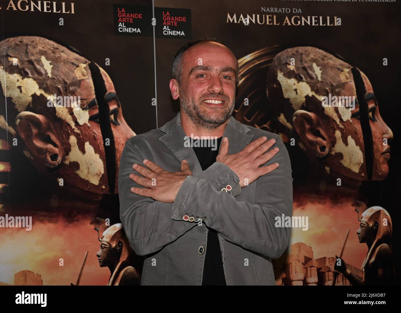 Milano, Italia Photocall del film di docu TUTANKHAMON. L'ULTIMA MOSTRA con Manuel Agnelli narratore del film Ernesto pagano regista, Sandro Vannini fotografo e produttore dal 9, 10, 11 maggio arriva al cinema nella foto: Ernesto pagano regista Foto Stock