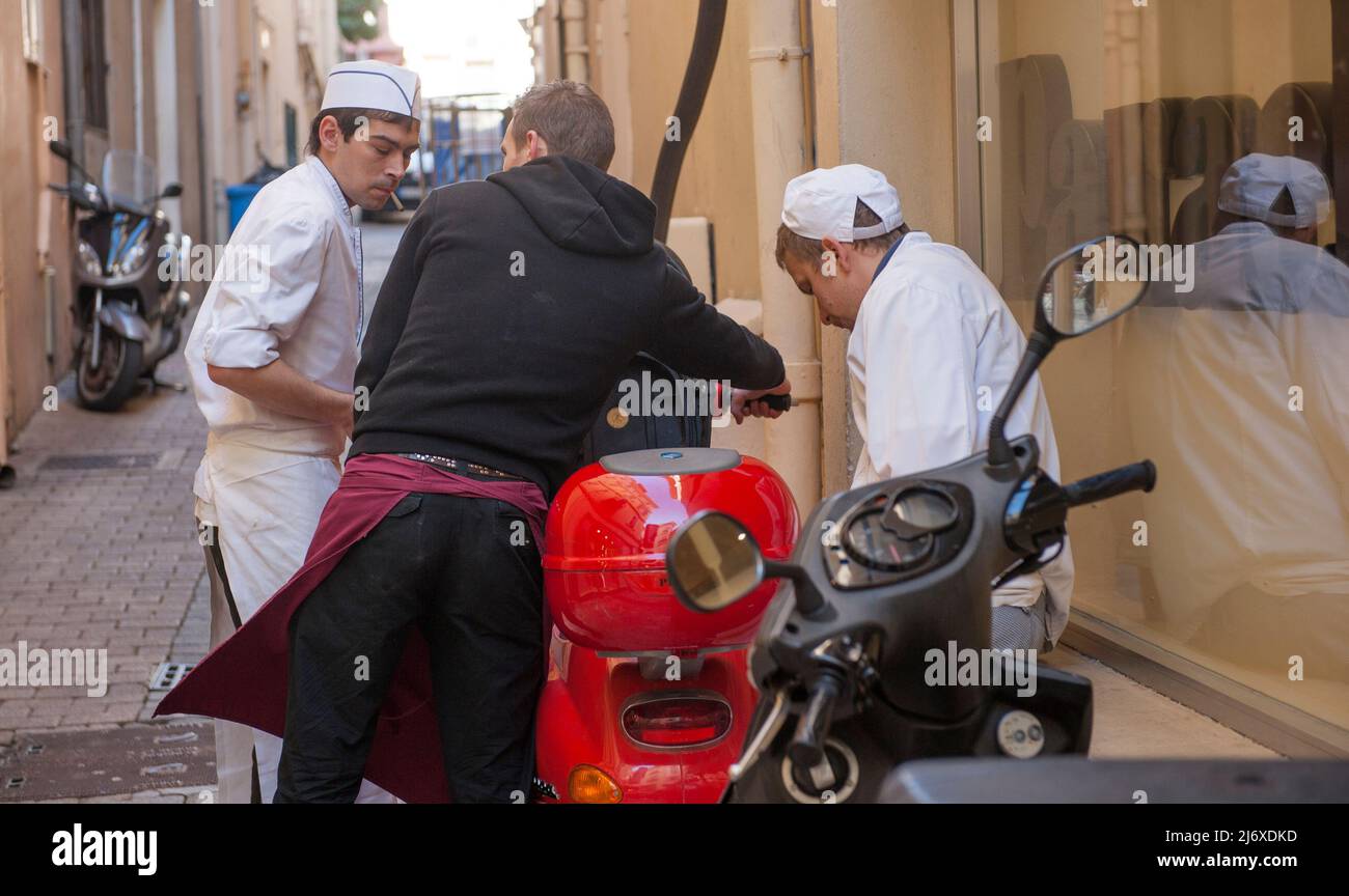 Pausa pranzo per giovani lavoratori a Cannes, Francia Foto Stock