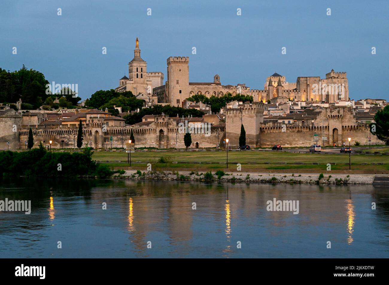 Avignone visto dal fiume Rhône Foto Stock