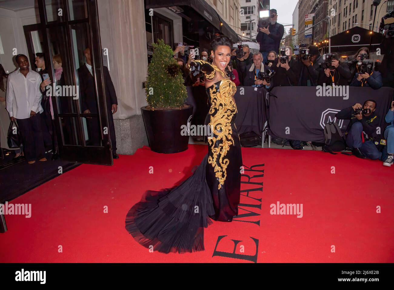 Ariana DeBose indossando Moschino parte dal Mark Hotel per il Met Gala 2022 a New York City. (Foto di Ron Adar / SOPA Images/Sipa USA) Foto Stock