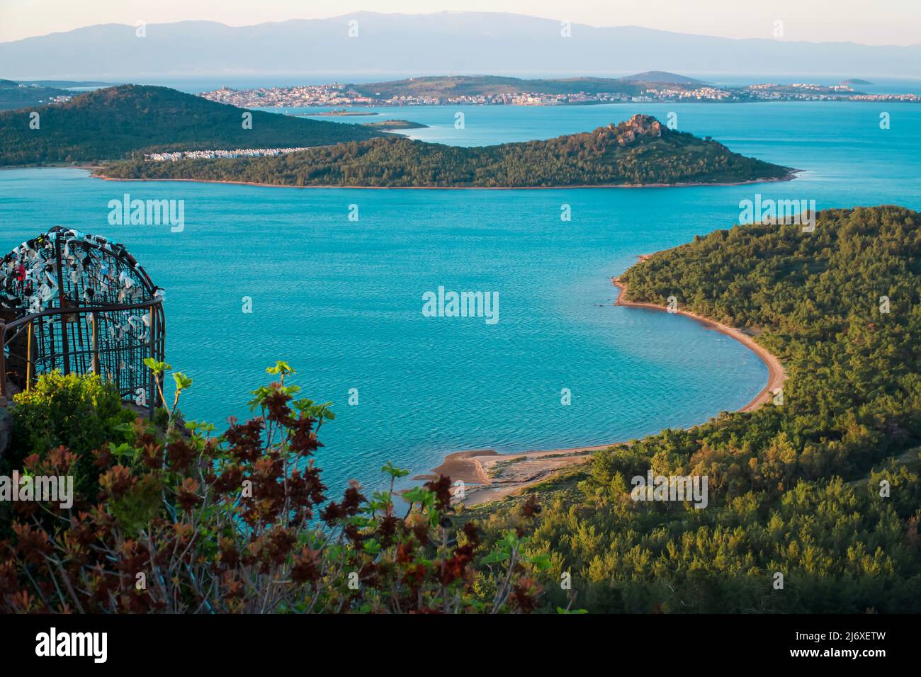 Bella vista panoramica della costa, da Satana's Table ( Seitan Sofrasi ) in Ayvalik, Turchia Foto Stock