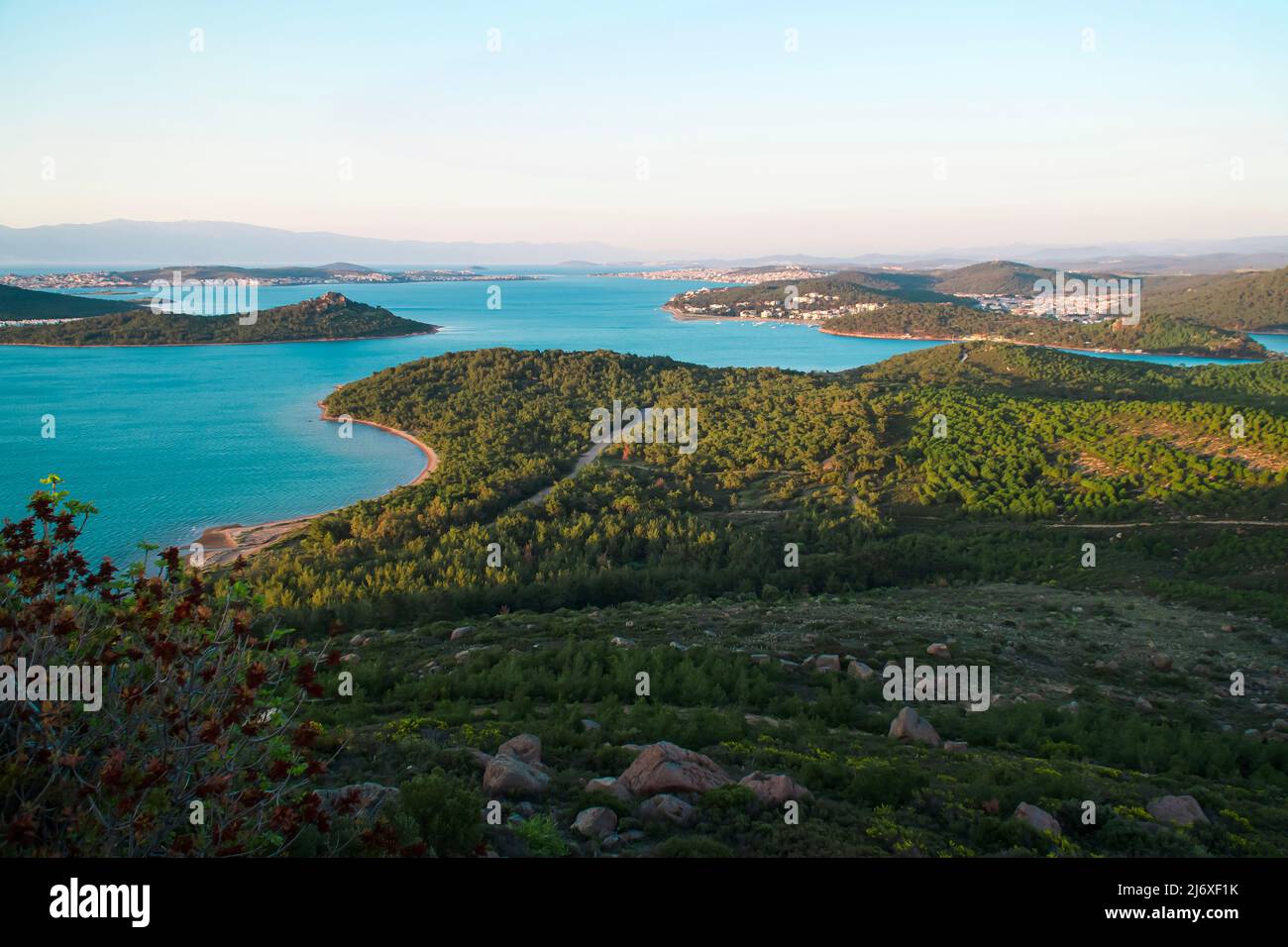 Vista panoramica della costa, del mare azzurro con isole verdi. Visto dal seitan Sofrasi, luogo touristik in Ayvalik Balikesir, Turchia Foto Stock