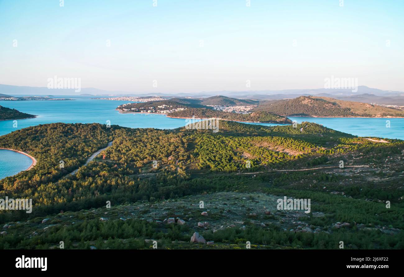 Vista del paesaggio dalla tavola di Satana ( seitan Sofrasi ), in Ayvalik, Turchia Foto Stock