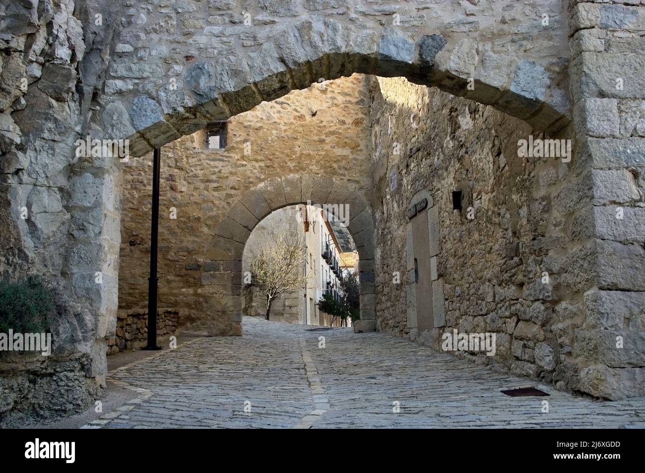 Una strada medievale nella città di Ares del Maestrat in provincia di Castellón Spagna. Foto Stock
