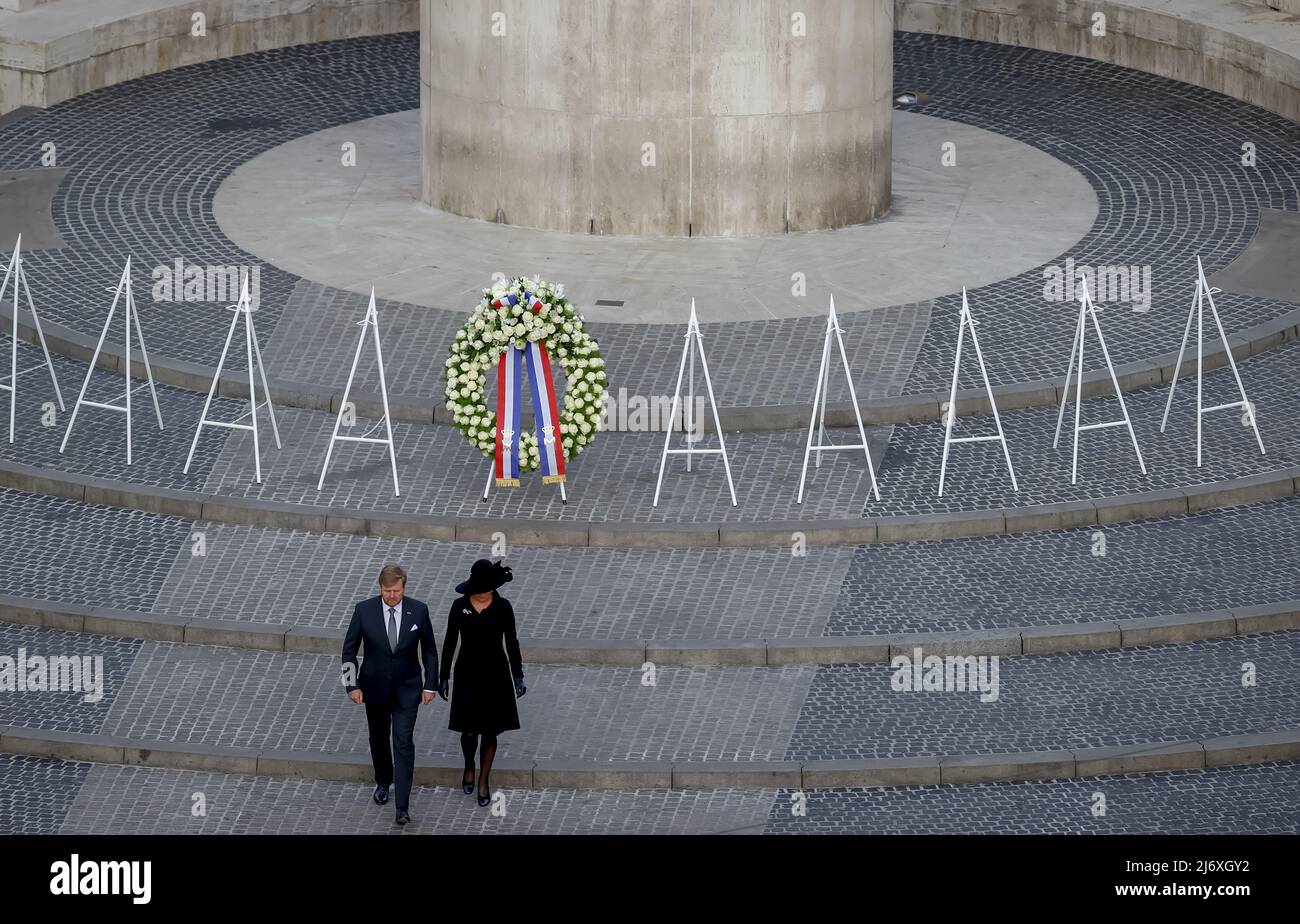 2022-05-04 19:57:48 Re Willem-Alexander e Regina Maxima durante la Giornata Nazionale della memoria in Piazza Dam ad Amsterdam, Paesi Bassi, 4 maggio 2022. Anche quest'anno, il 4 maggio, i Paesi Bassi commemoreranno i civili e i soldati che sono stati uccisi o uccisi dallo scoppio della seconda guerra mondiale. ANP POOL KOEN VAN WEEL olanda out - belgio out Foto Stock