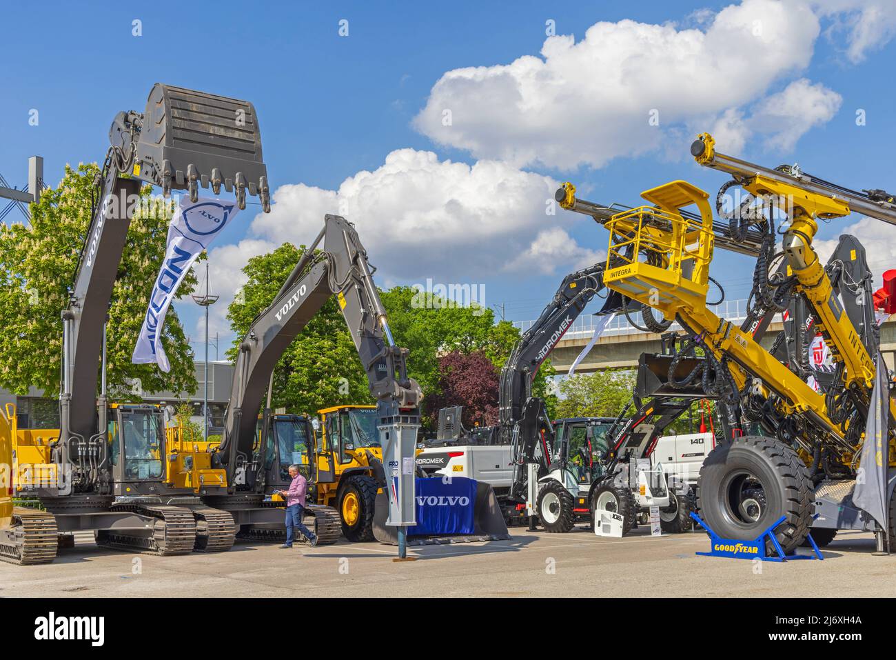 Belgrado, Serbia - 27 aprile 2022: Nuovi escavatori macchinari Volvo Expo Stand alla fiera delle costruzioni. Foto Stock
