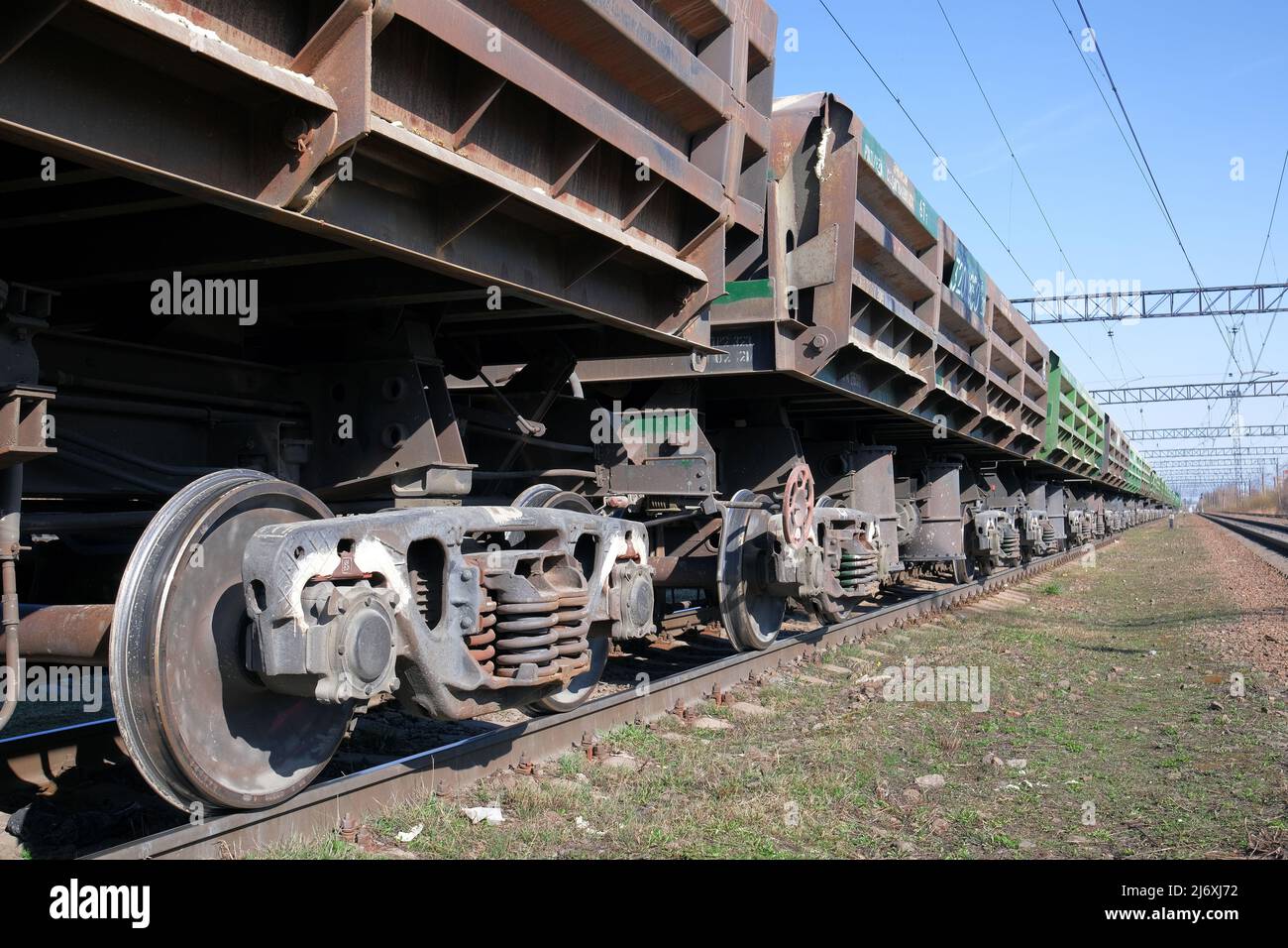 Le forze armate russe stanno conducendo una speciale operazione militare. Cargo train, piattaforme cargo per il trasporto di attrezzature militari Foto Stock