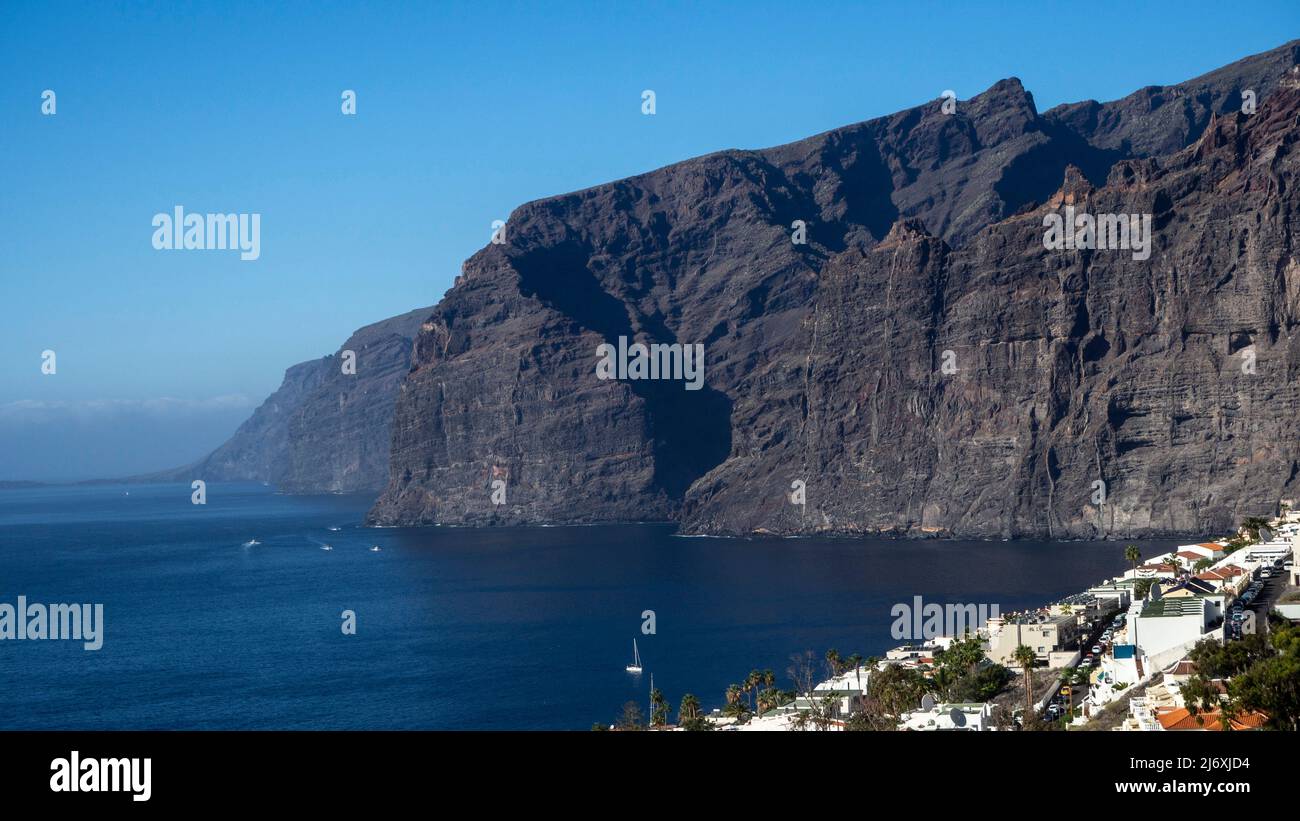 Vista panoramica delle scogliere dei giganti a Tenerife Foto Stock