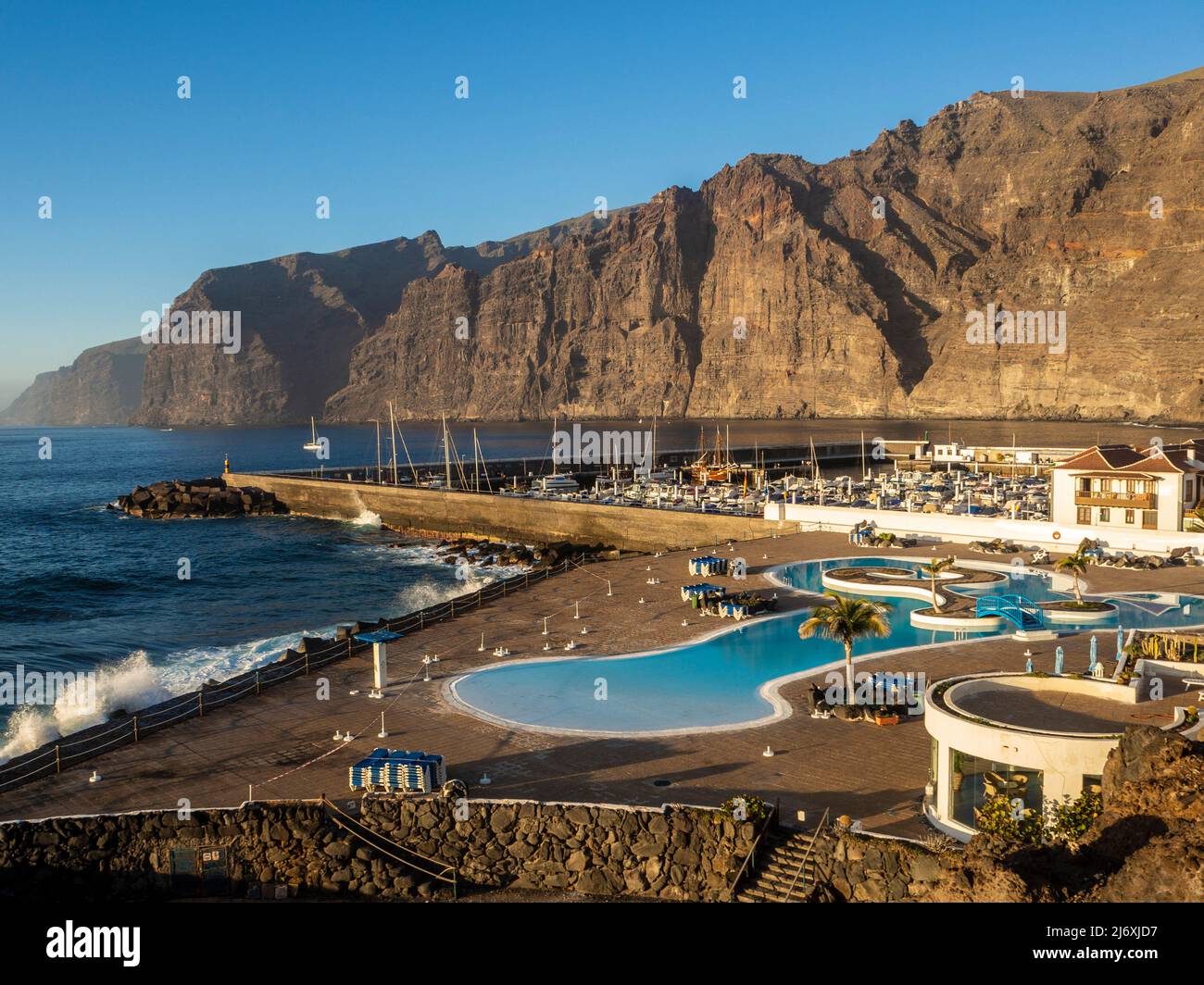 Vista panoramica delle scogliere dei giganti a Tenerife Foto Stock