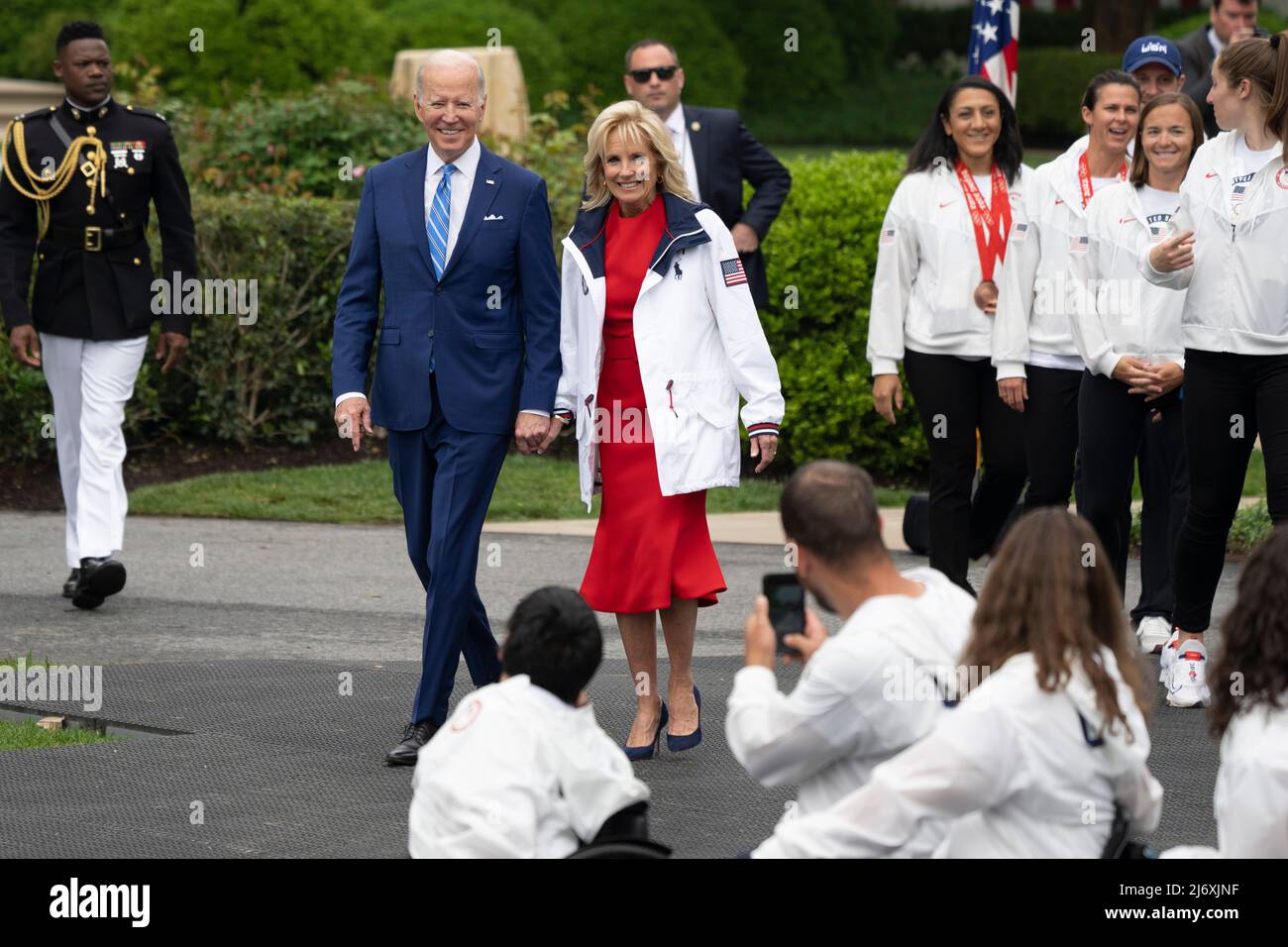 Il Presidente degli Stati Uniti Joe Biden e la prima signora Dr. Jill Biden arrivano per celebrare la partecipazione degli atleti statunitensi ai Giochi Olimpici e Paralimpici estivi di Tokyo 2020 e ai Giochi Olimpici e Paralimpici invernali di Pechino 2022, alla Casa Bianca di Washington, DC il 4 maggio 2022. Credito: Chris Kleponis / CNP Foto Stock