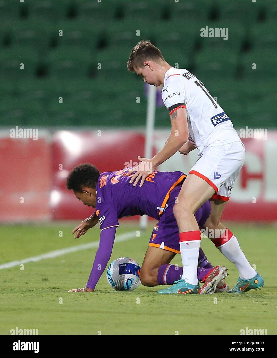 4th maggio 2022; HBF Park, Perth, Australia Occidentale, Australia; A League Football, Perth Glory contro Melbourne City; Antonee Burke-Gilroy of Perth Glory protegge la palla da Connor Metcalfe di Melbourne City Foto Stock