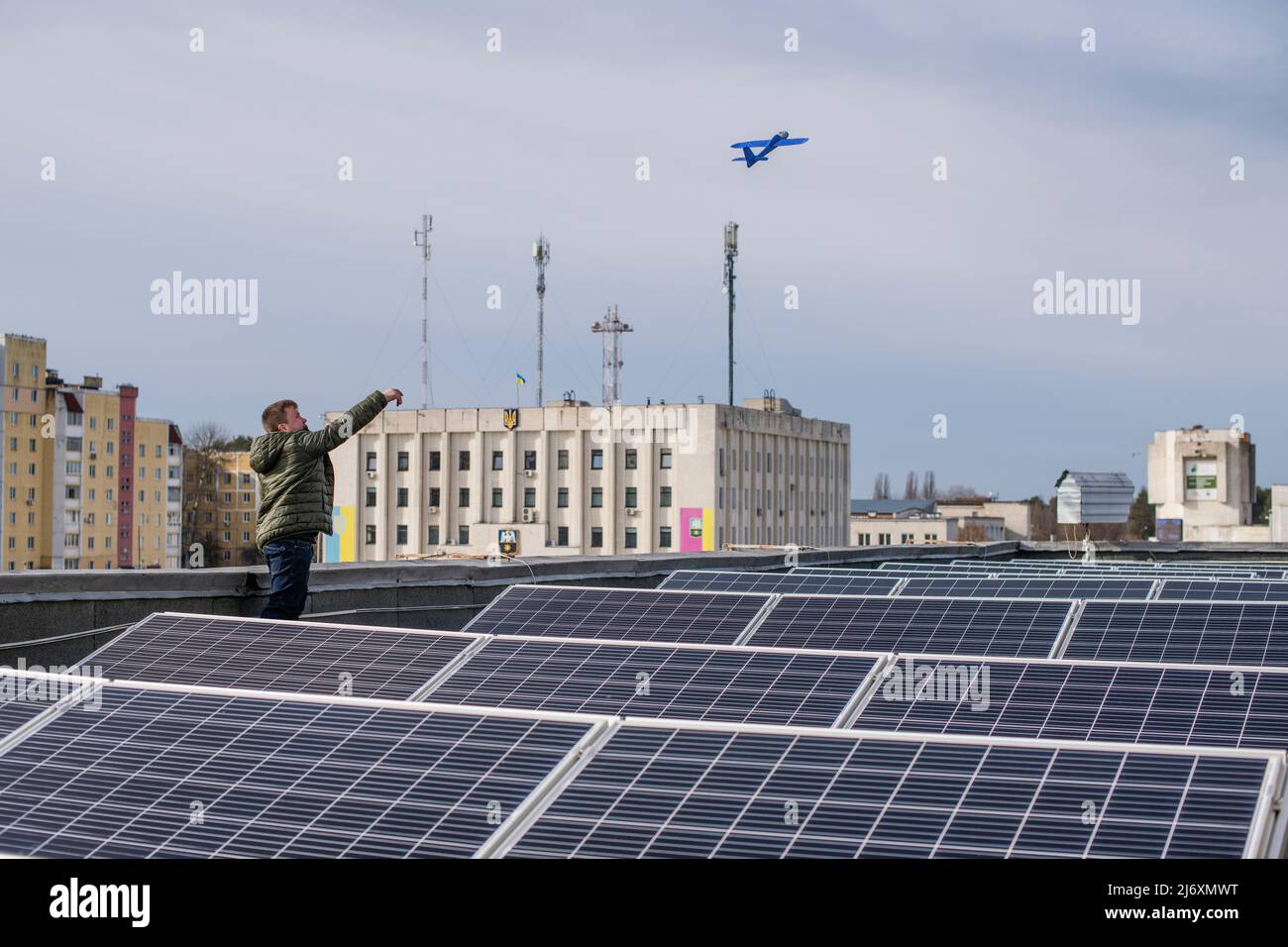 La prima centrale solare cooperativa dell'Ucraina sui tetti degli edifici di Slavutych, Slavutych, Ucraina. Slavutych è una città dell'Ucraina settentrionale, costruita appositamente per il personale evacuato della centrale nucleare di Cernobyl dopo il disastro del 1986. Foto Stock