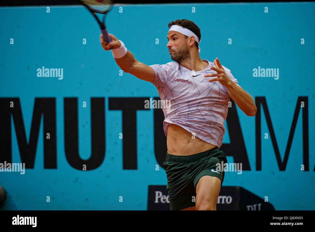 Madrid, Spagna. 04 maggio 2022. Tennis: Mutua Madrid Torneo di tennis aperto - Madrid, individuale, uomini: Diego Schwartzman (Argentina) V Grigor Dimitrov (Bulgaria). Scioperi di Dimitrov. Credit: EnriquePSans/Alamy Live News Foto Stock