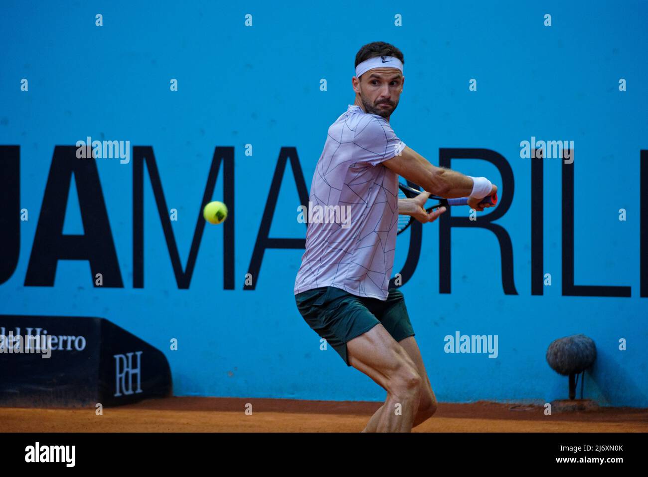 Madrid, Spagna. 04 maggio 2022. Tennis: Mutua Madrid Torneo di tennis aperto - Madrid, individuale, uomini: Diego Schwartzman (Argentina) V Grigor Dimitrov (Bulgaria). Scioperi di Dimitrov. Credit: EnriquePSans/Alamy Live News Foto Stock