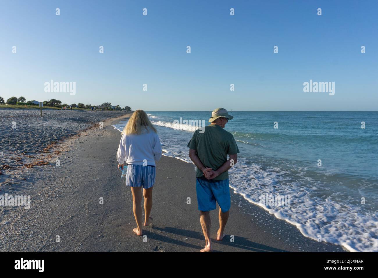 Coppia in pensione caccia per denti di squalo in Florida Foto Stock