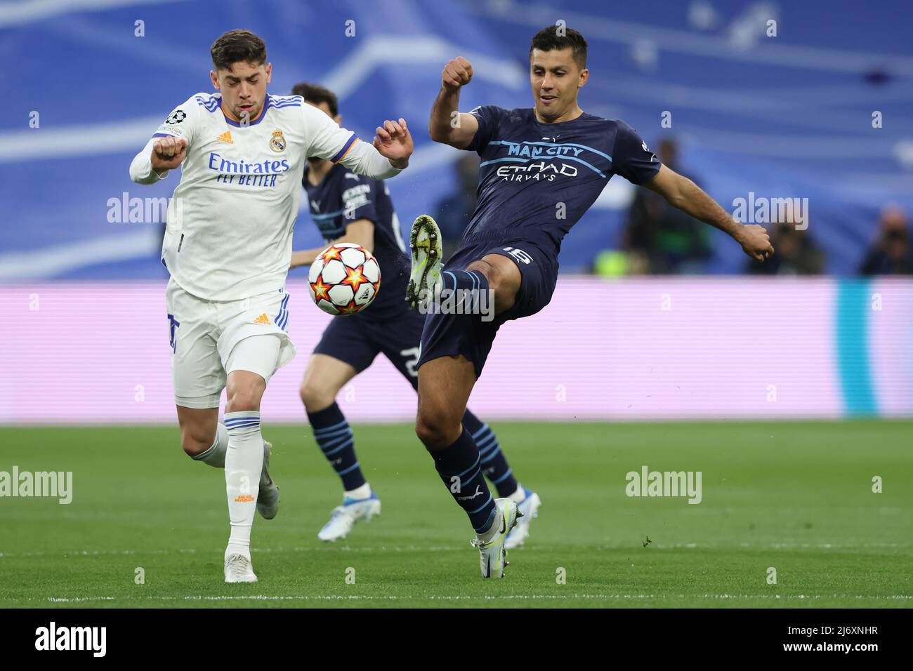 Madrid, Spagna. 4th maggio 2022. Federico Valverde del Real Madrid e Rodrigo di Manchester City durante la partita della UEFA Champions League al Bernabeu di Madrid. Il credito dovrebbe essere: Jonathan Moscarop/Sportimage Credit: Sportimage/Alamy Live News Foto Stock