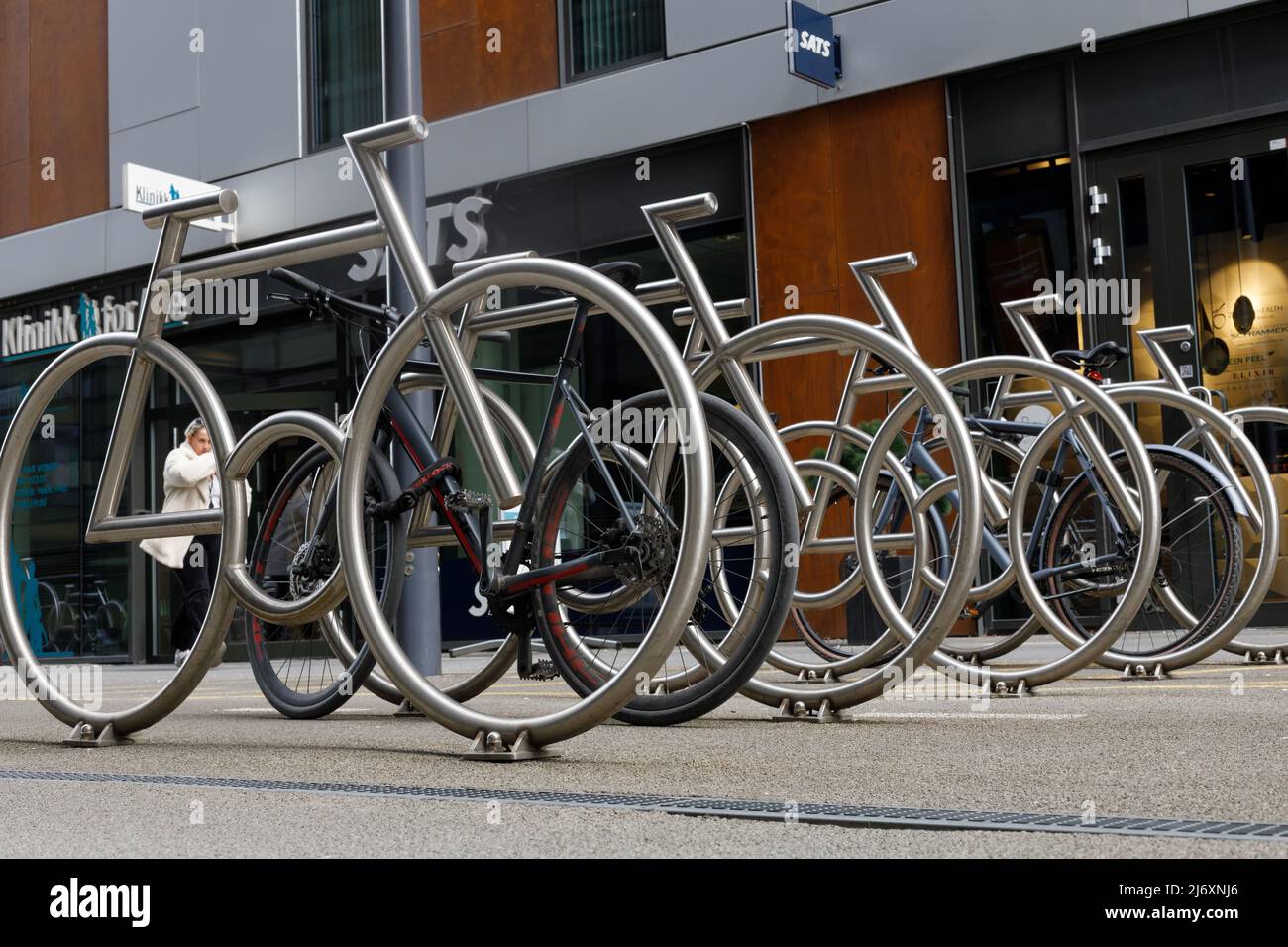 Oslo, Norvegia. 02 maggio 2021: Oslo Norvegia - memoriale in un parcheggio per biciclette, sculture all'aperto. Foto Stock