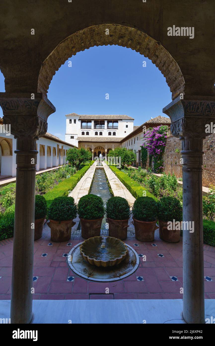 Patio de la Acequia nella monumentale Alhambra di Granada, in Spagna Foto Stock