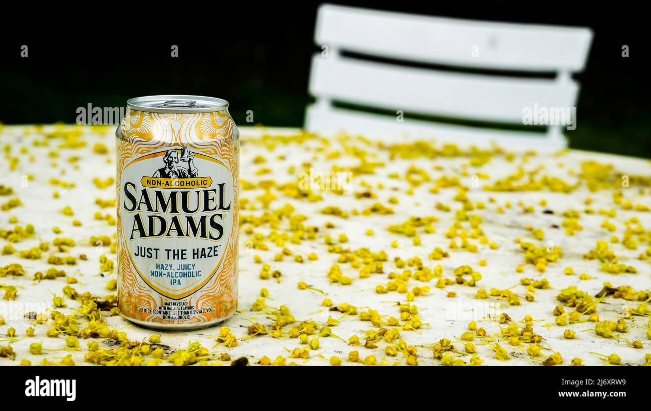 NORWALK, CT, USA - 1 MAGGIO 2022: Birra non alcolica Samuel Adams IPA sul tavolo da giardino al di fuori coperto dalla poluzione degli alberi in primavera Foto Stock