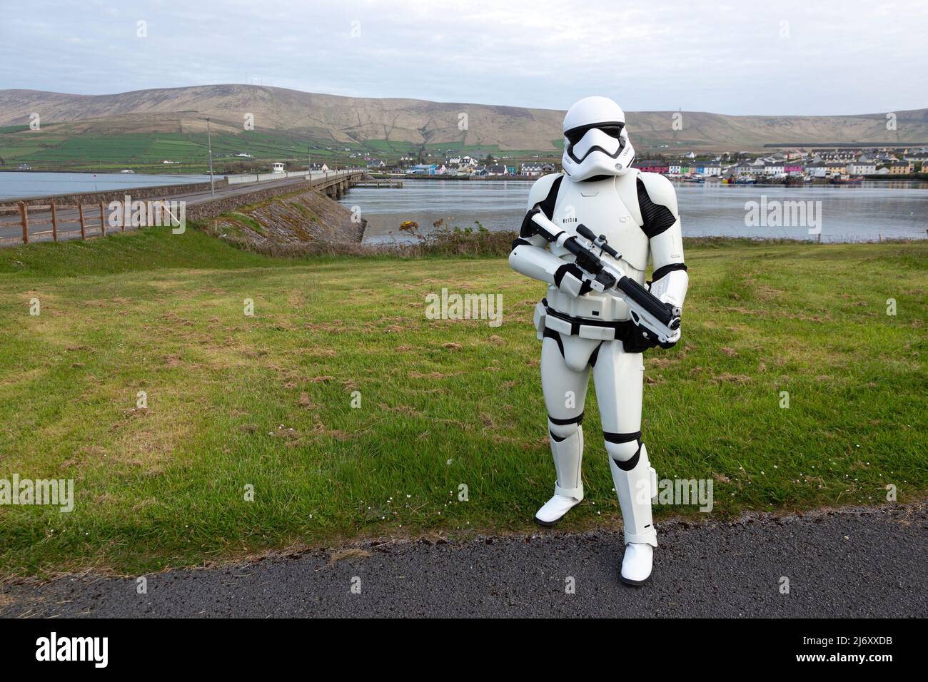 Personaggi di Star Wars al Festival di maggio 4th Be Wars sulla Skellig Coast, Portmagee, County Kerry, Irlanda Foto Stock