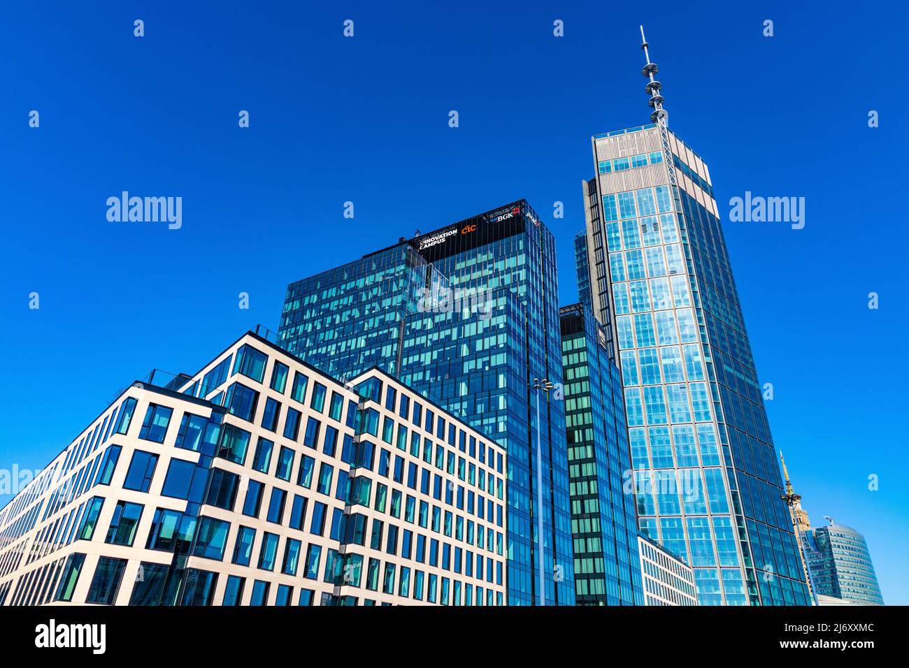 Varsavia, Polonia - 18 marzo 2022: Vasso Place Tower by HB Reavis Office and hotel Complex at Chmielna Street in Srodmiescie business District of Warsaw Foto Stock