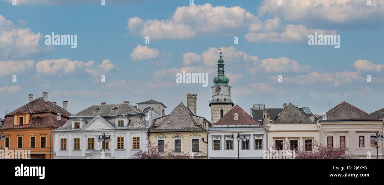 Skyline di Bruntal nella piazza principale con la Chiesa dell'Assunzione della Vergine Maria, Regione Moravo-Silesiana, Repubblica Ceca Foto Stock