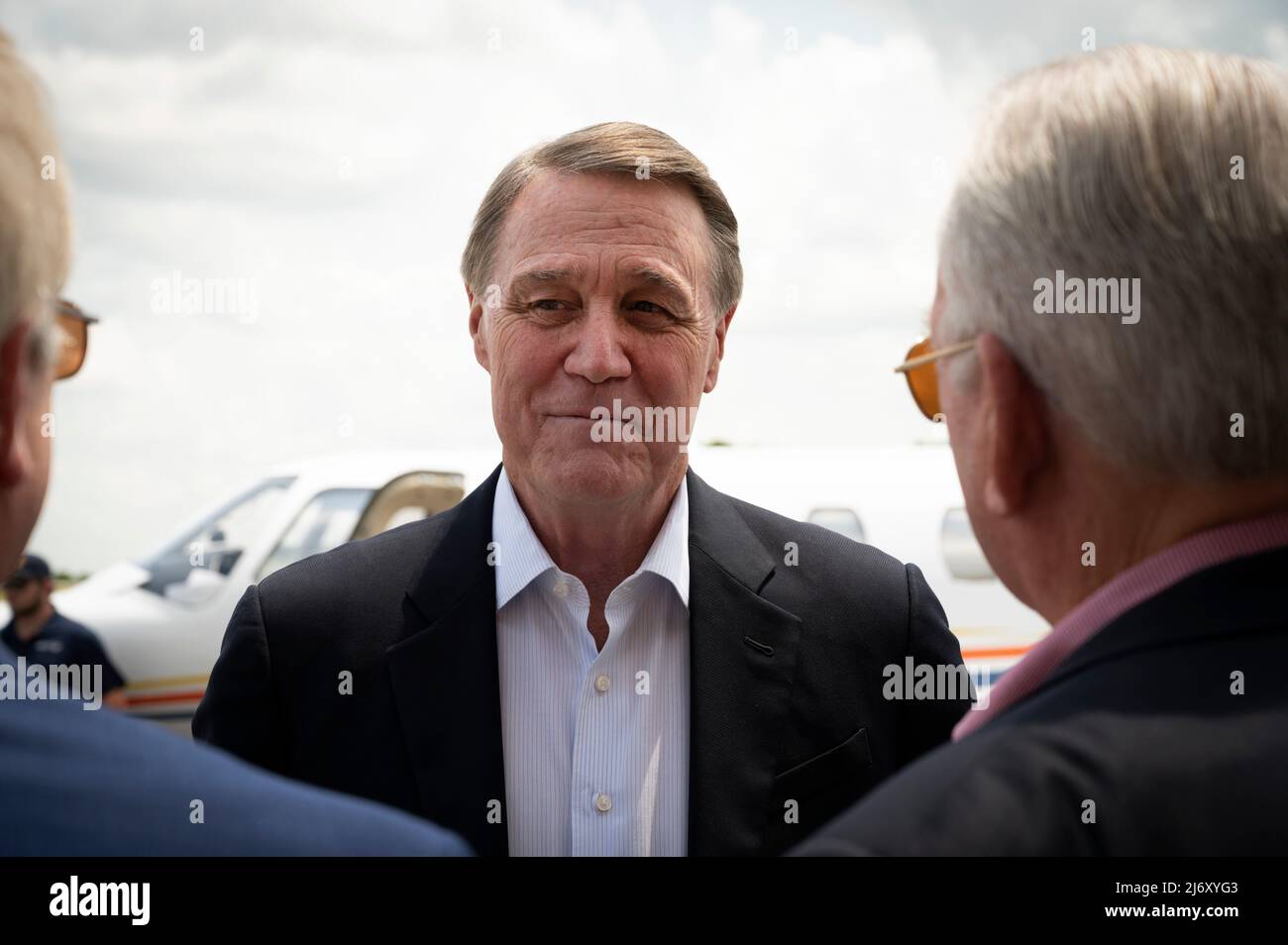 4 maggio 2022, Ball Ground, Georgia, USA: L'ex senatore degli Stati Uniti David Perdue visita con una manciata di sostenitori in un aeroporto della regione della Georgia settentrionale, continuando la sua ricerca per sostituire Brian Kemp come Governatore di Georgiaâ. Nonostante l’approvazione dell’ex presidente Donald Trump, che ha espresso una forte indifferenza per Gov. Kemp, recenti sondaggi mostrano Perdue trailing Kemp di oltre 20 punti. (Credit Image: © Robin Rayne/ZUMA Press Wire) Foto Stock