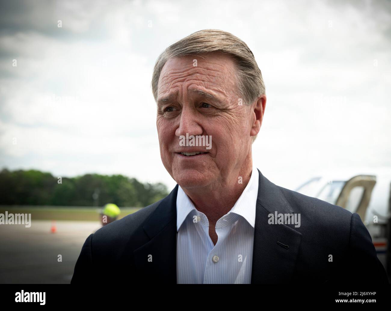 4 maggio 2022, Ball Ground, Georgia, USA: L'ex senatore degli Stati Uniti David Perdue visita con una manciata di sostenitori in un aeroporto della regione della Georgia settentrionale, continuando la sua ricerca per sostituire Brian Kemp come Governatore di Georgiaâ. Nonostante l’approvazione dell’ex presidente Donald Trump, che ha espresso una forte indifferenza per Gov. Kemp, recenti sondaggi mostrano Perdue trailing Kemp di oltre 20 punti. (Credit Image: © Robin Rayne/ZUMA Press Wire) Foto Stock