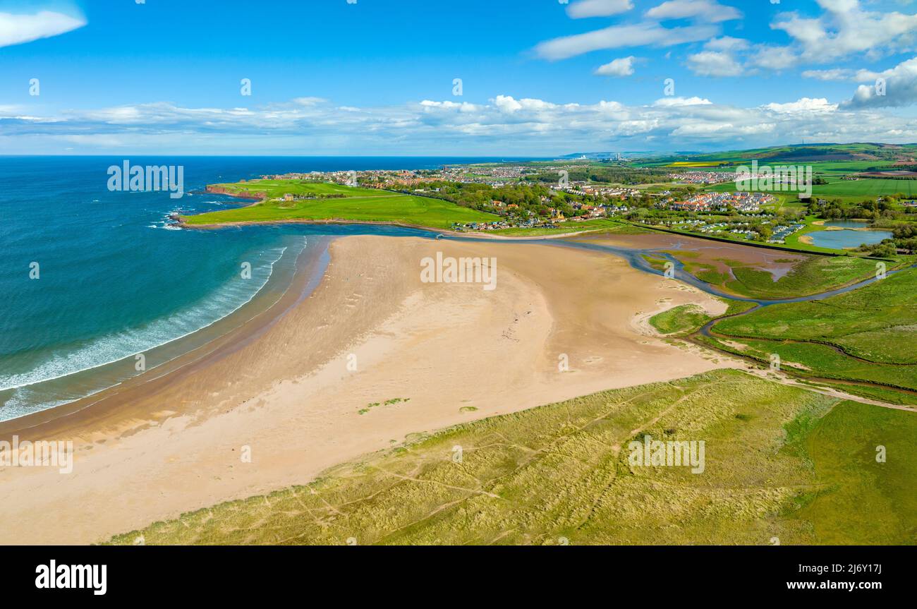 Vista aerea della spiaggia di Belhaven Bay a Dunbar in East Lothian, Scozia, Regno Unito Foto Stock