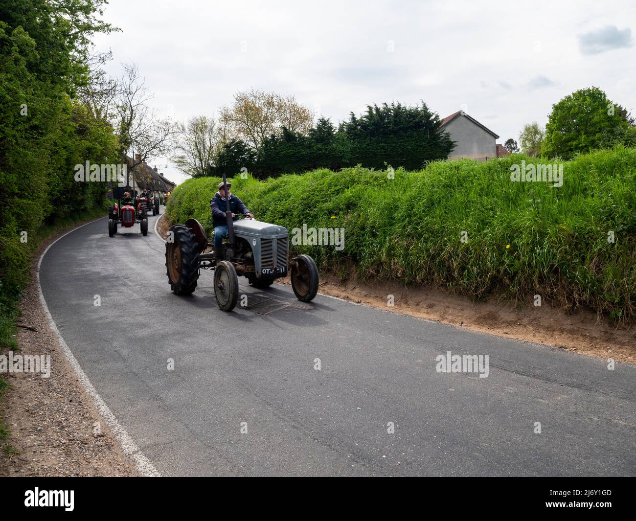 GT. Bardfield Braintee Essex UK, 2nd maggio 2022. Stebbing Tractor esegue un evento annuale in cui i vecchi trattori vengono guidati attraverso la campagna dell'Essex. I trattori vengono utilizzati per trainare attrezzi agricoli. copyright Willliam Edwards/Alamy Foto Stock