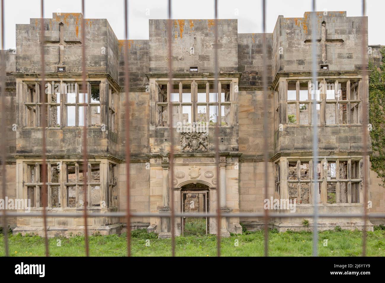 Rovinato casa storica e orangerie dietro la recinzione di filo a Gibside Consett County Durham Foto Stock