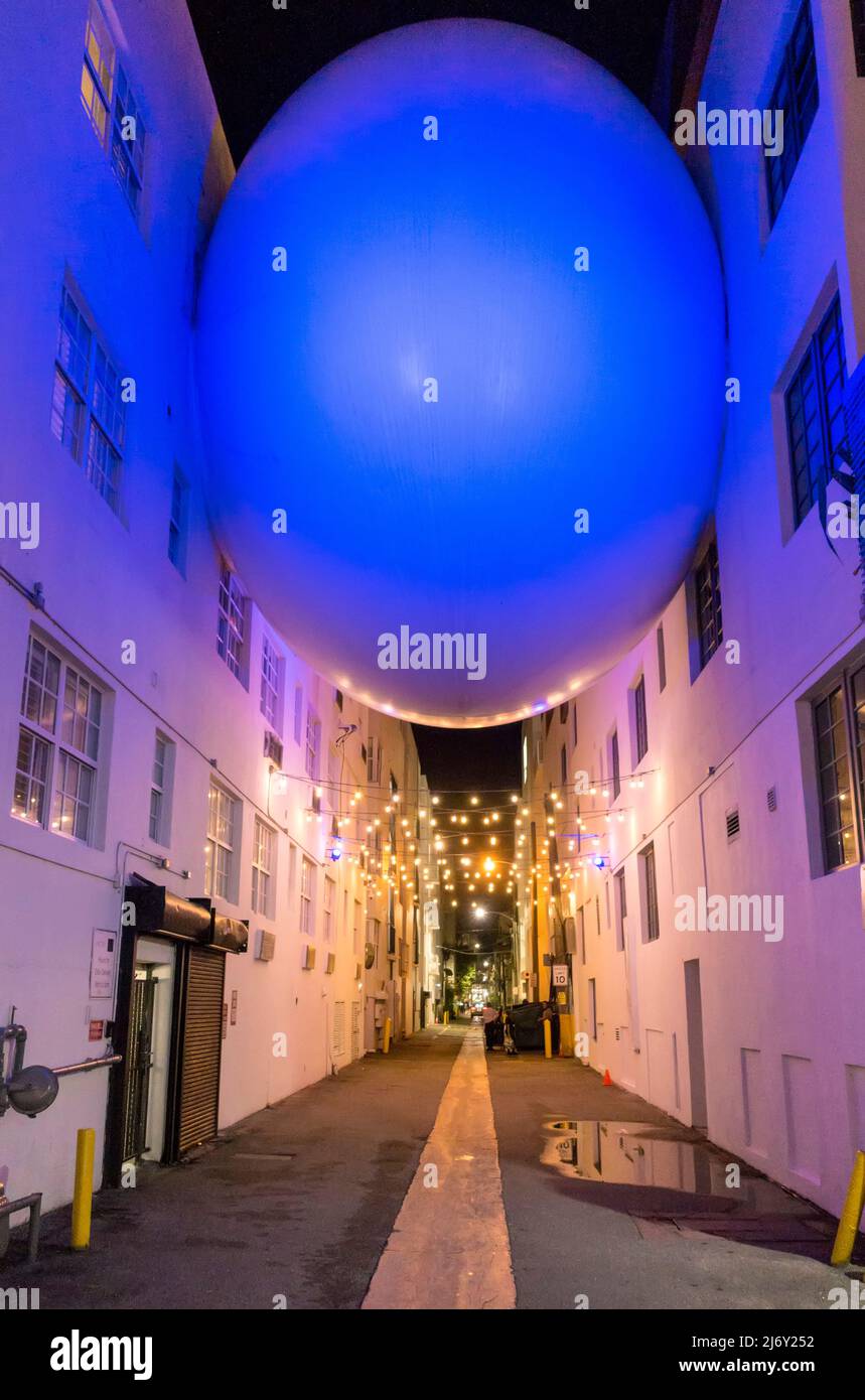 L'installazione di arte pubblica di Betsy Orb che collega due edifici a Miami Beach, Miami, Florida, USA Foto Stock