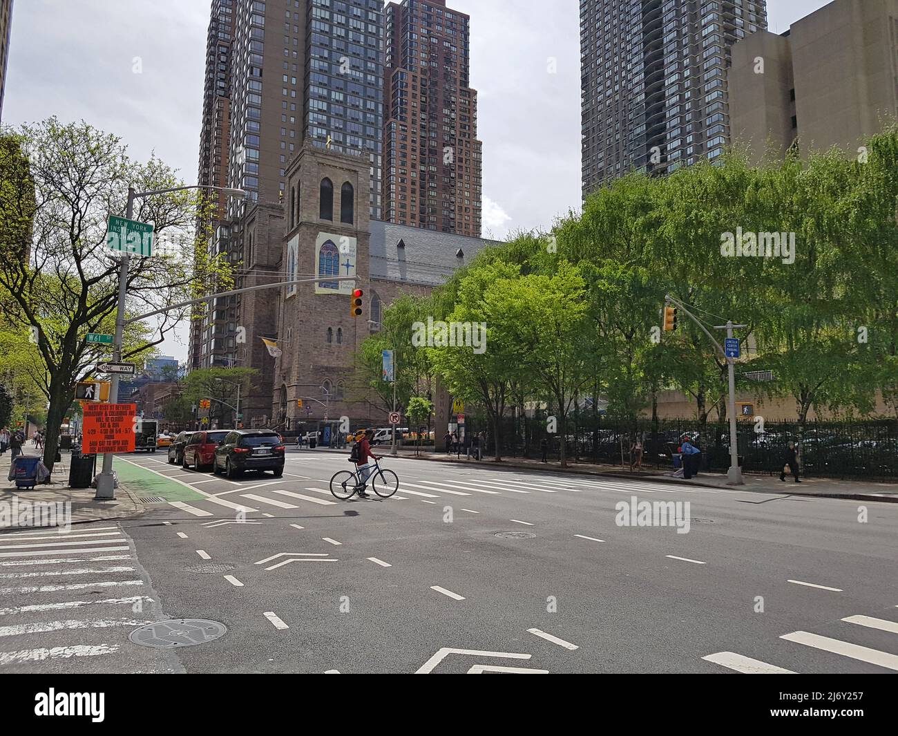 Vista dal crocevia della Cattedrale di San Pietro a New York, un vecchio edificio in mattoni costruito per i cattolici nel centro della città Foto Stock