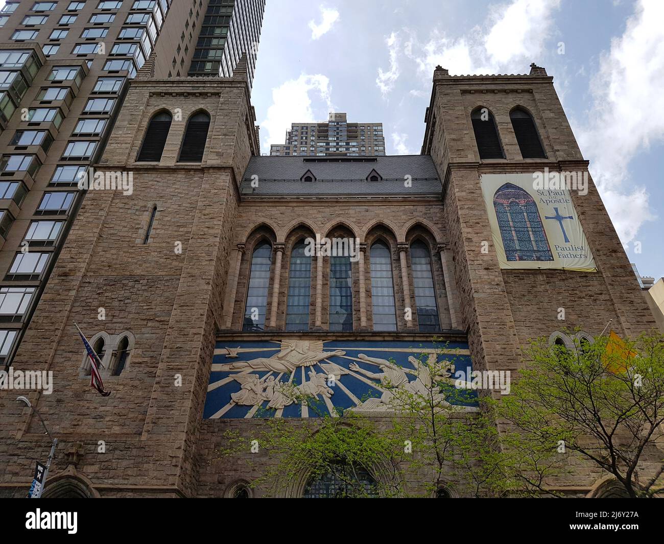 La costruzione della cattedrale a New York di mattoni in buone condizioni atmosferiche. Chiesa di San Pietro con affreschi all'ingresso e modellatura. Religioso popolare p Foto Stock