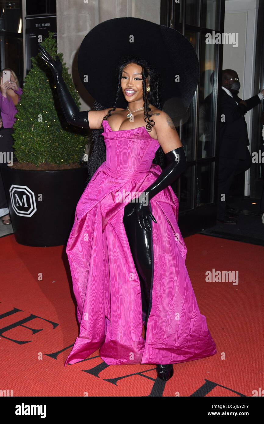 SZA alle partenze per Celebrity Candids - partenza per il Met Gala, The Mark Hotel, New York, NY 2 maggio 2022. Foto di: Quoin Pics/Everett Collection Foto Stock